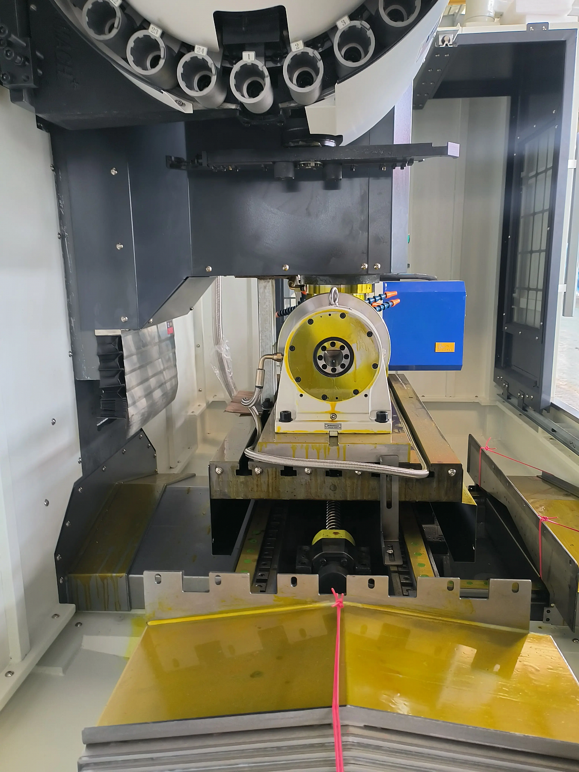 Фрезерный обрабатывающий центр с ЧПУ VMC850 (4-ая ось + конвейер + Siemens 828D)